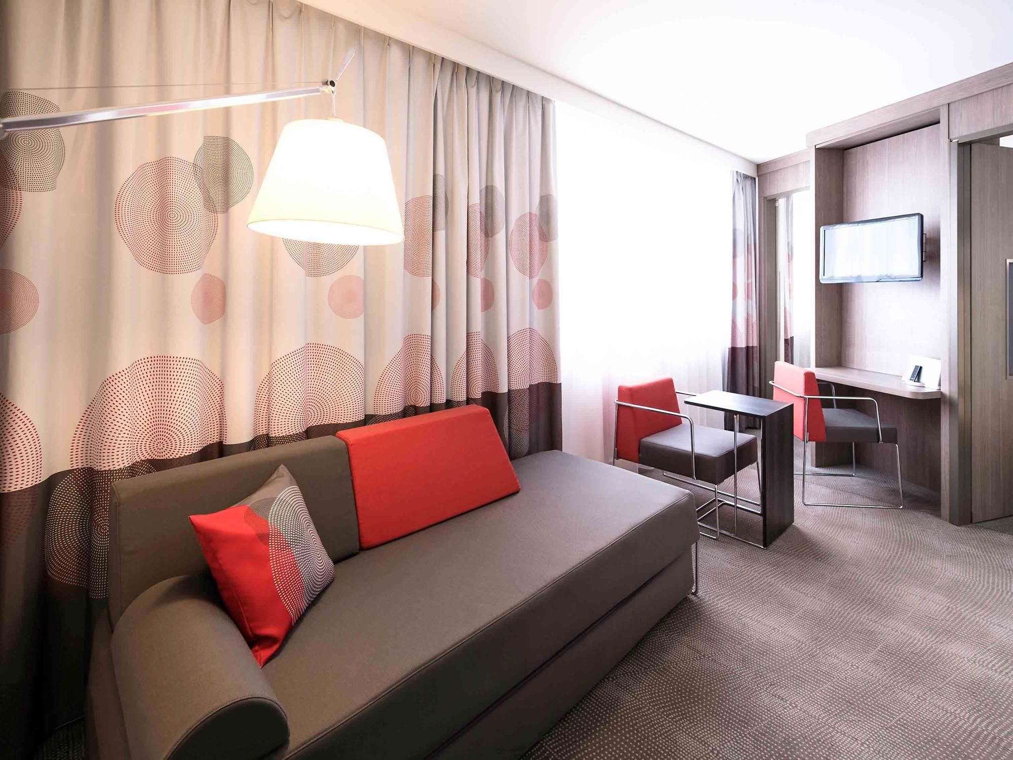 Фото Novotel Lyon Centre Confluence Bord de Saone