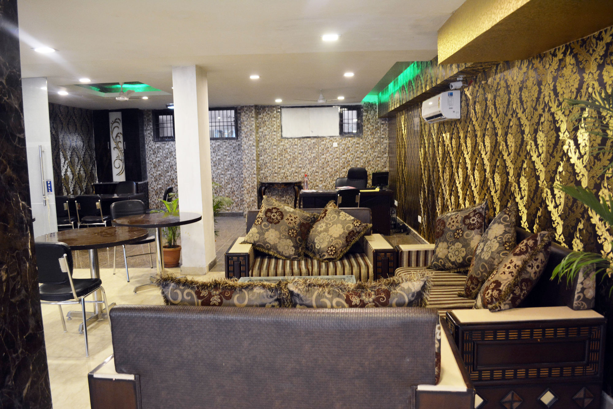 Фото Oyo 464 Hotel Lotus Palace