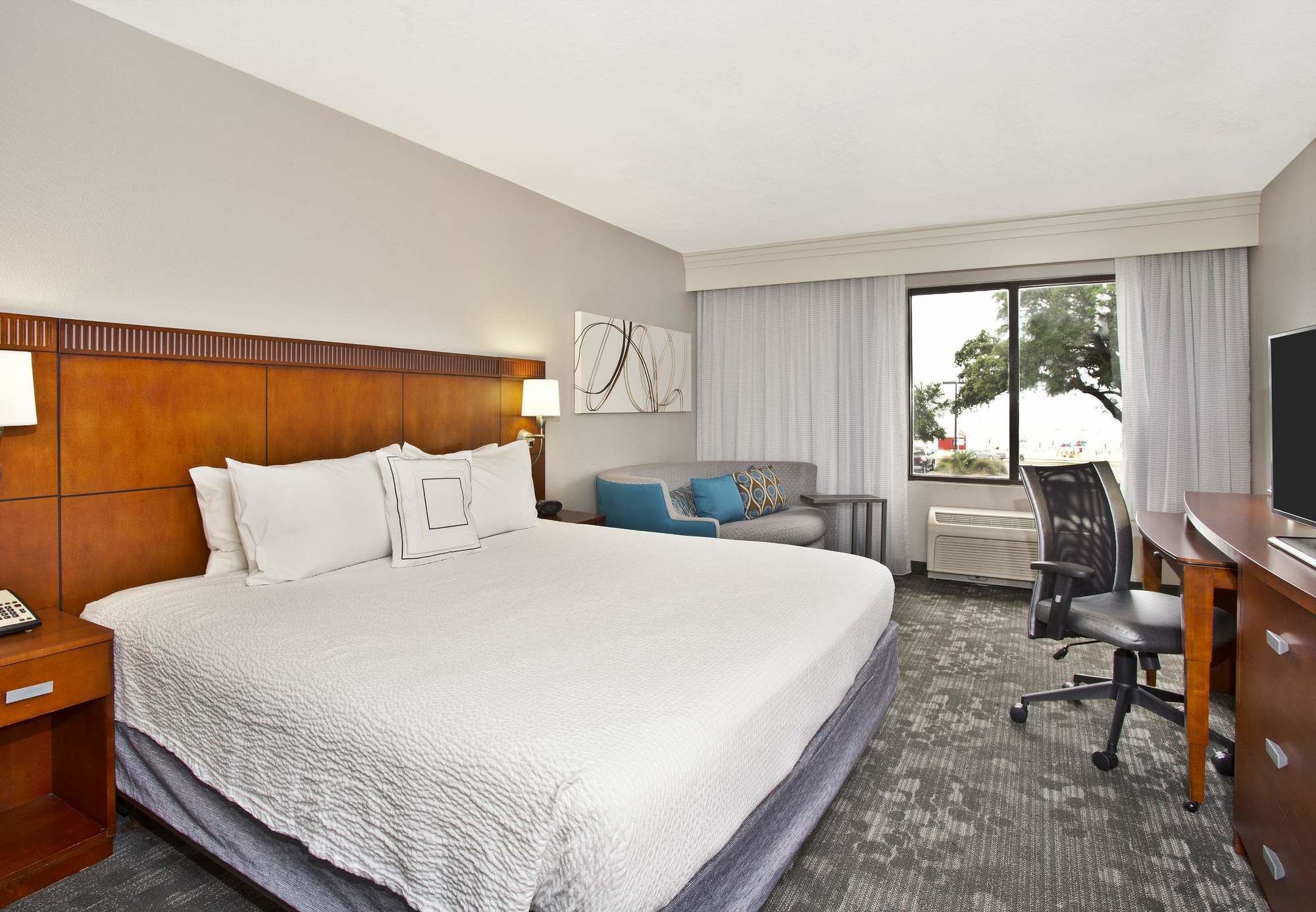 Фото Courtyard by Marriott Gulfport Beachfront