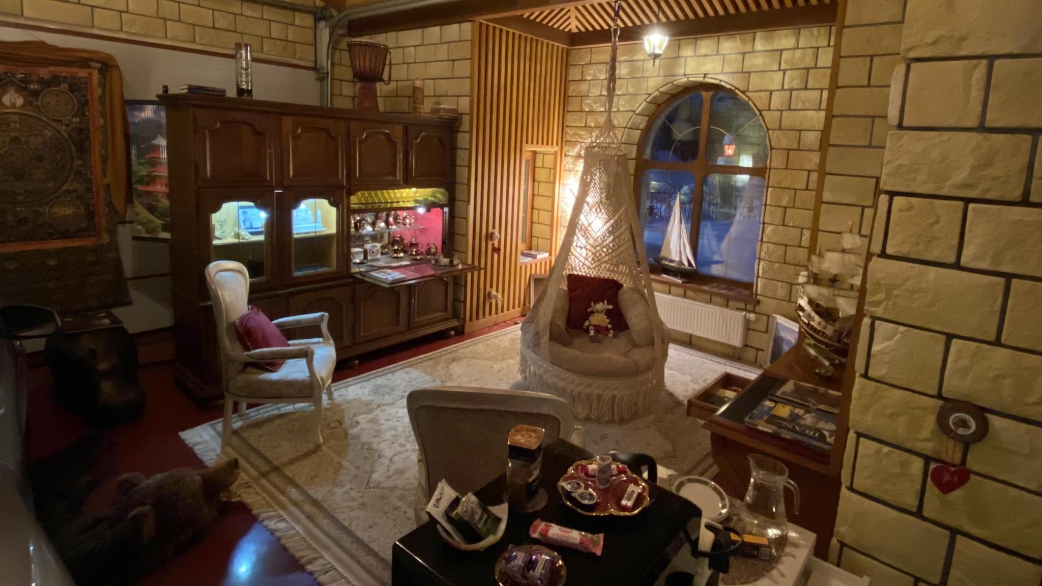 Фото Aston Martin Tower Art