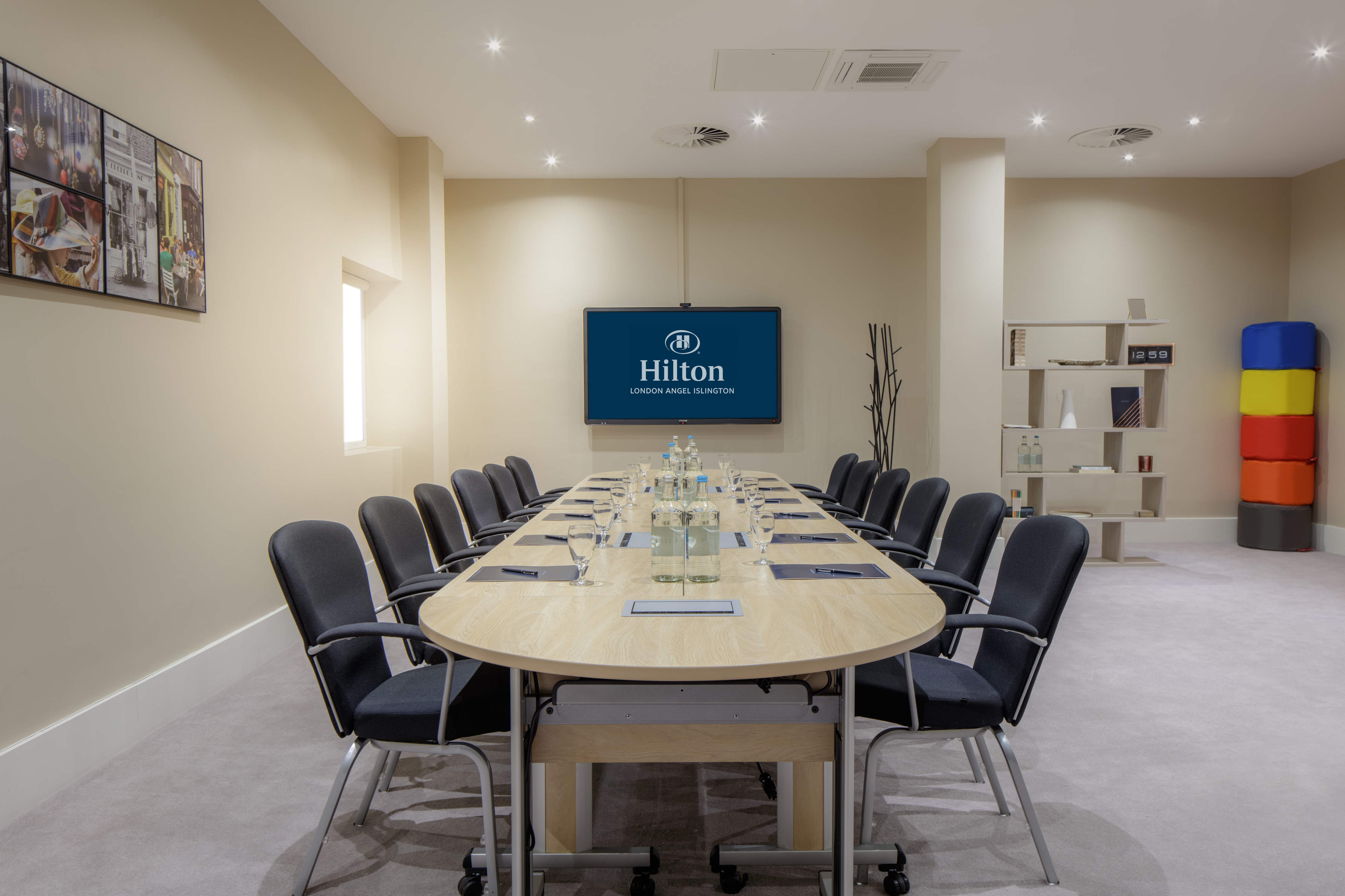Фото Hilton London Angel Islington