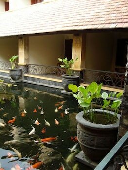 Фото Lotus Garden Hotel