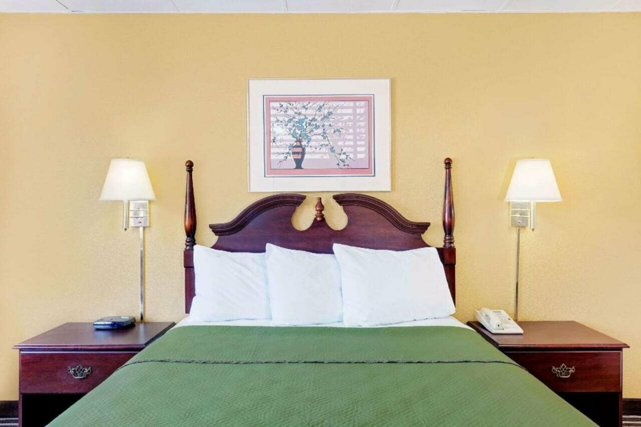 Фото Travelodge by Wyndham Chambersburg