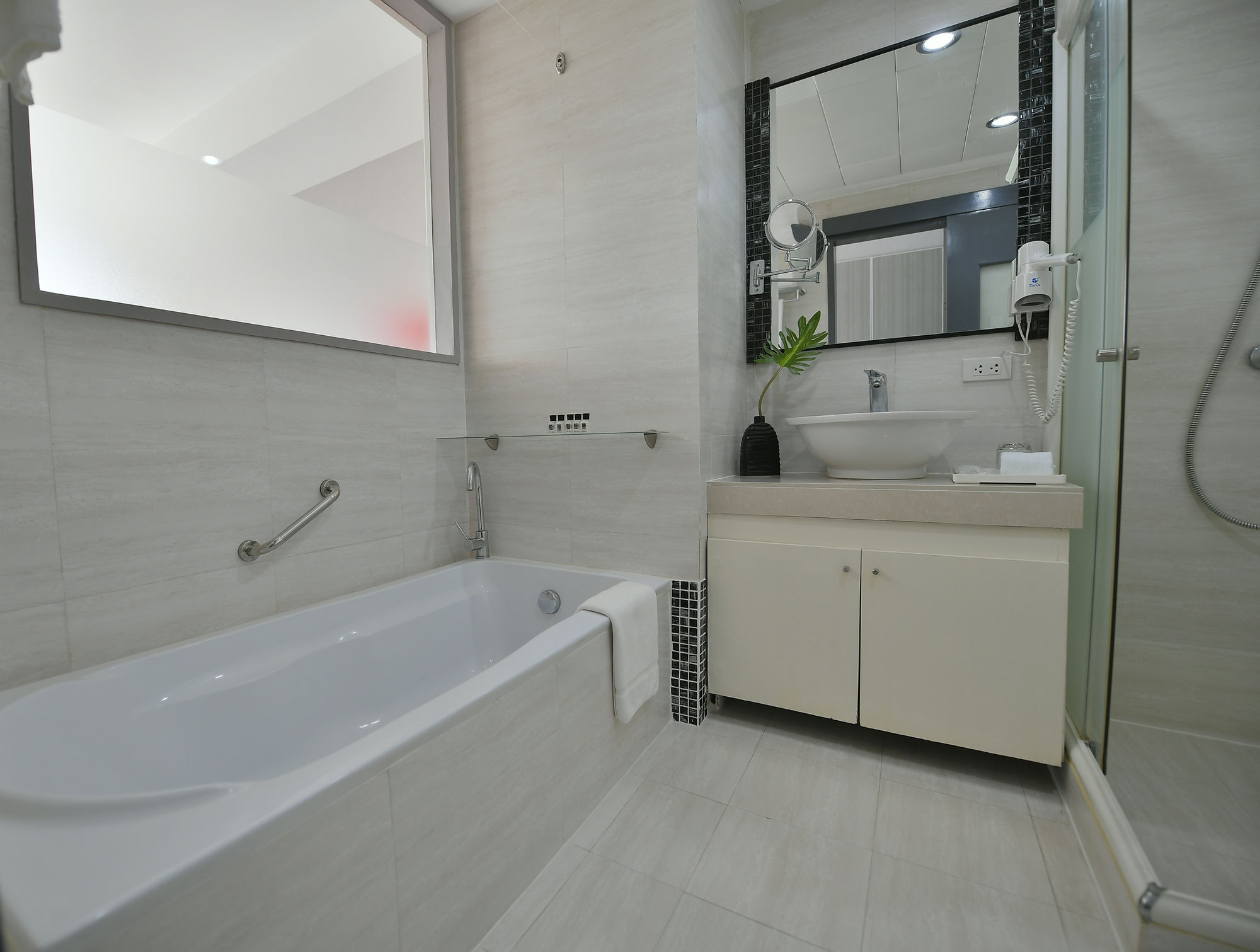 Фото Paseo Premiere Hotel