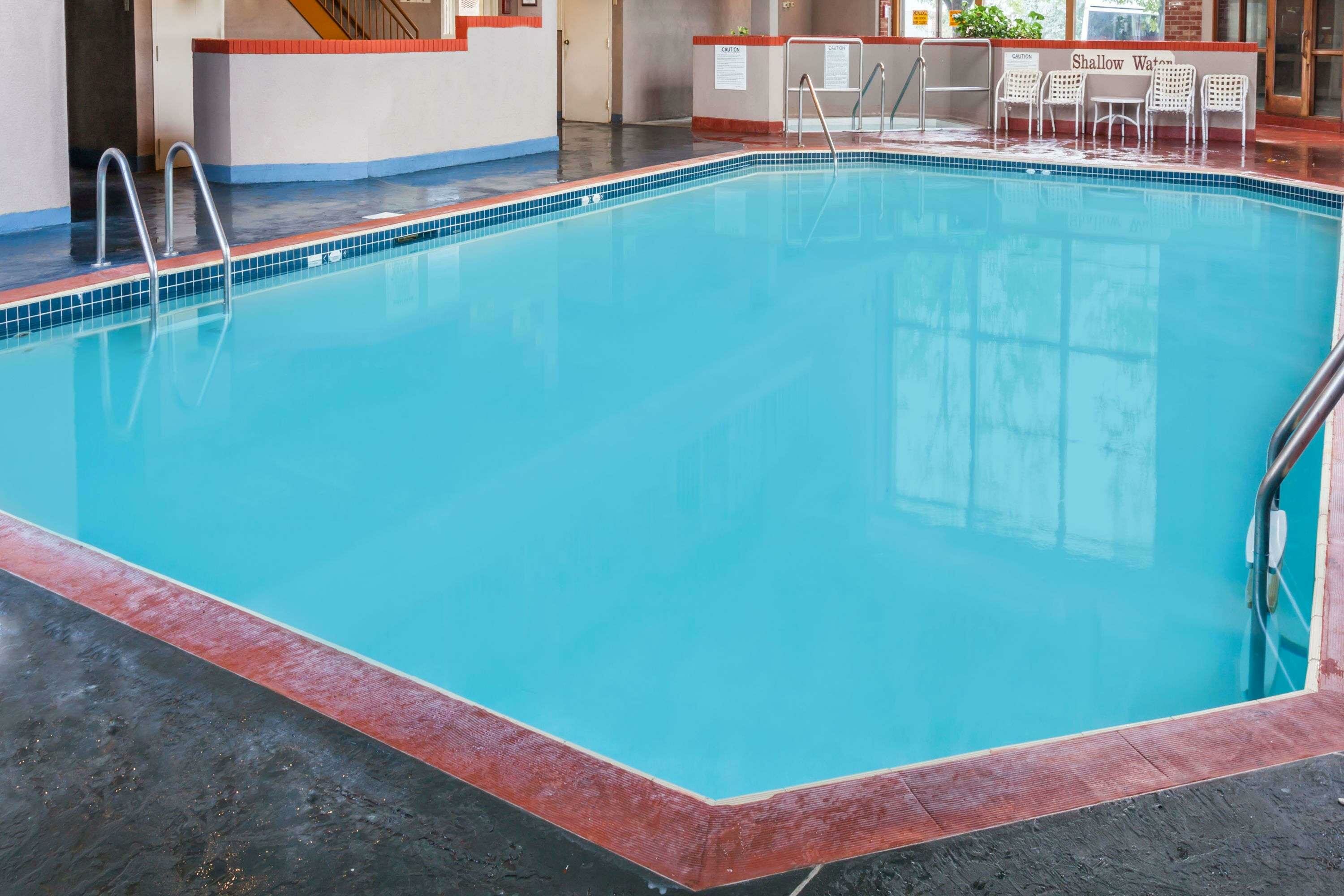 Фото Knights Inn Toronto East