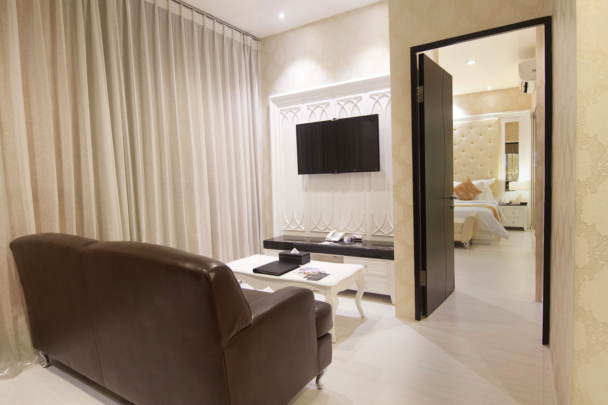 Фото Grand Darmo Suite Hotel