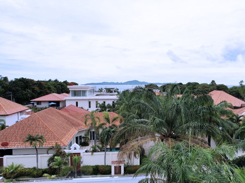 Фото Majestic Seaside Pool Villa