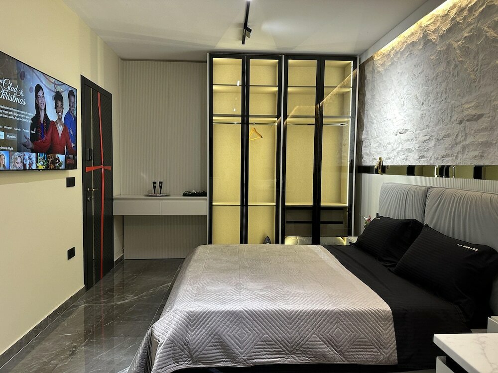 Фото La Mirage Suites & Apartments