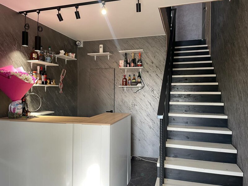 Порно видеода менің бетіме балапан отырды.