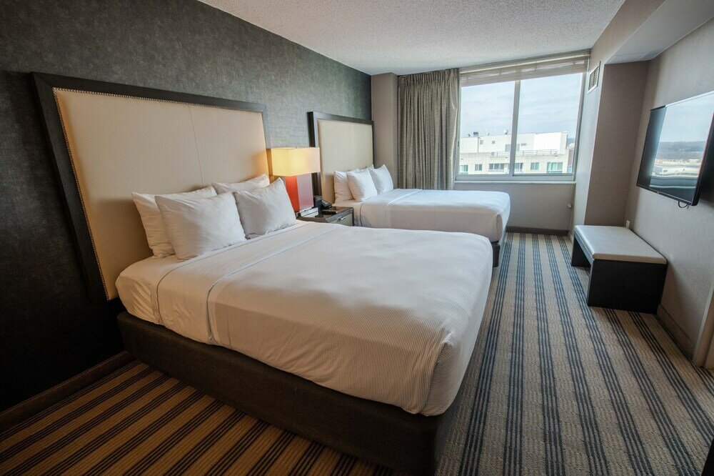 Фото 2500 Penn, a Placemakr experience