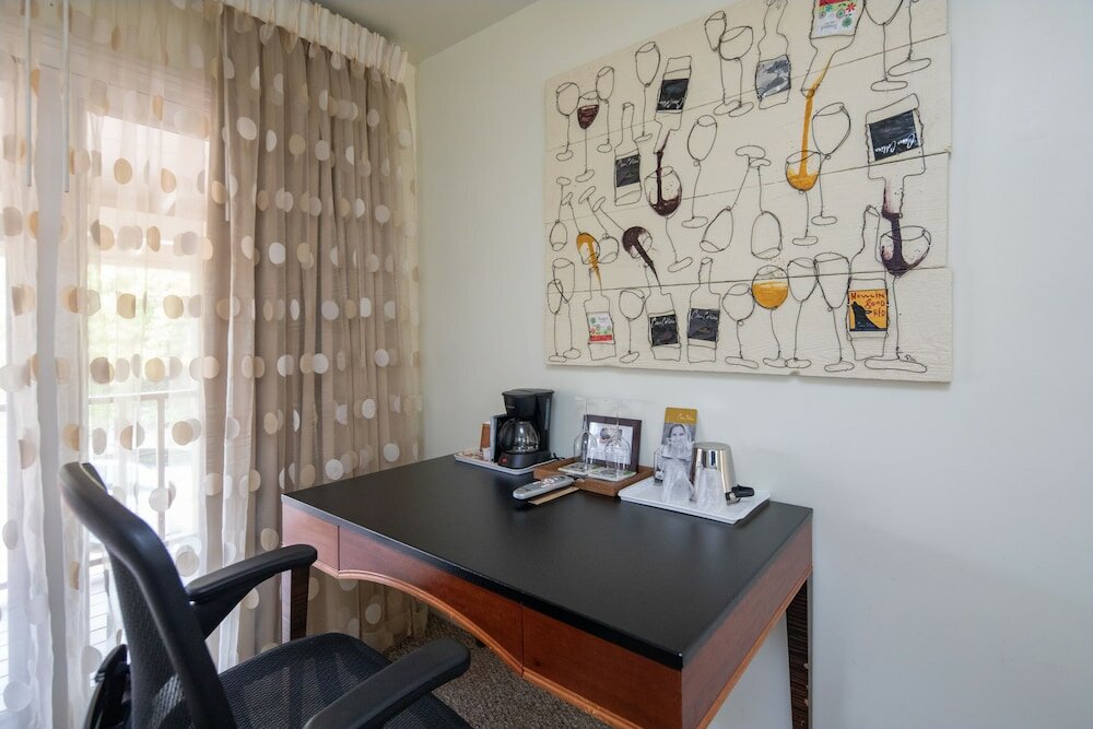 Фото Vendange Carmel Inn & Suites