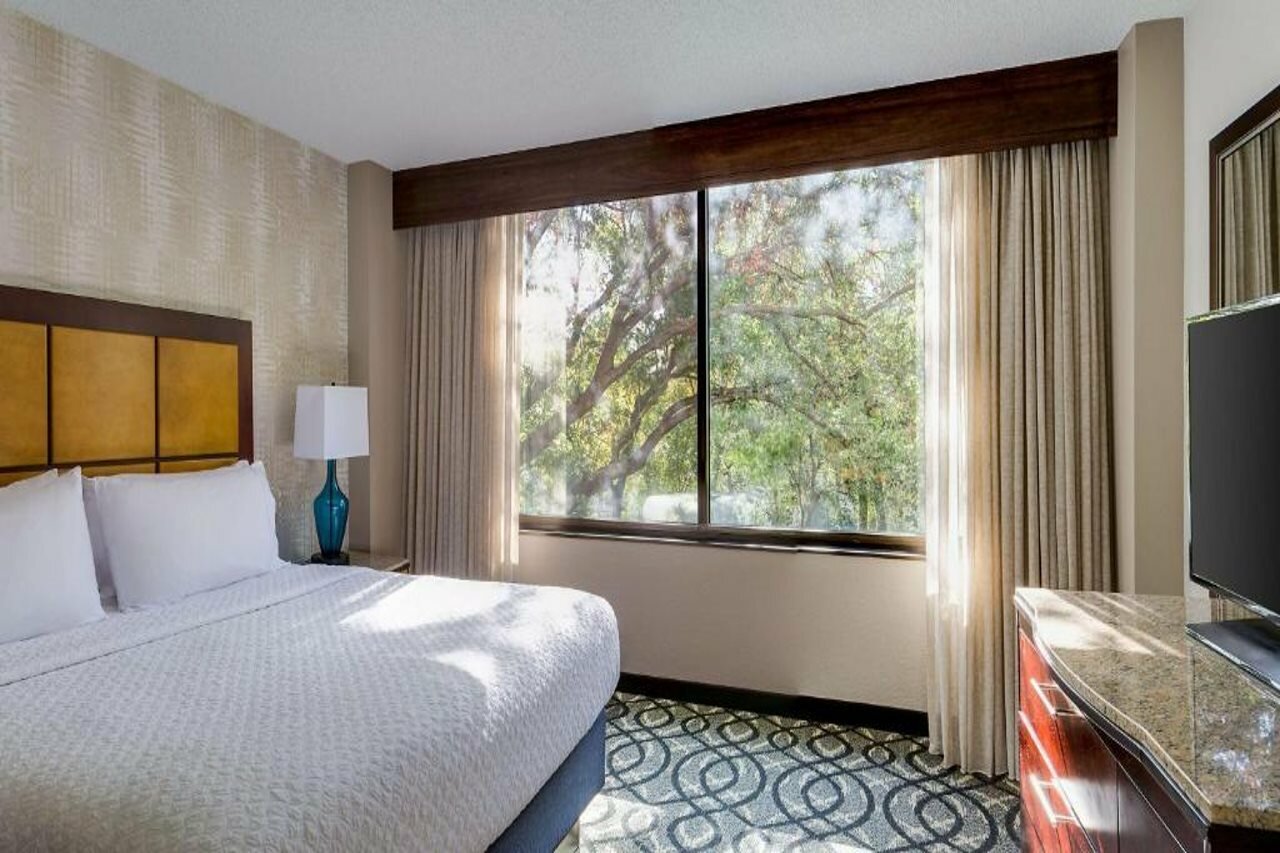 Фото Embassy Suites by Hilton Dallas Love Field