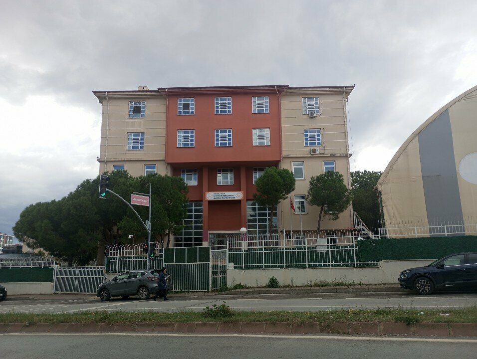 مدرسة Martyr Police Kemal Tosun Imam Hatip Secondary School ، اسطنبول، صورة