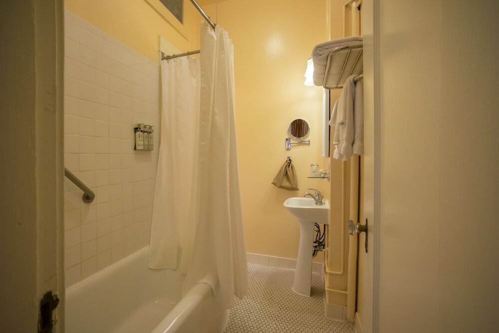 Фото The Andrews Hotel