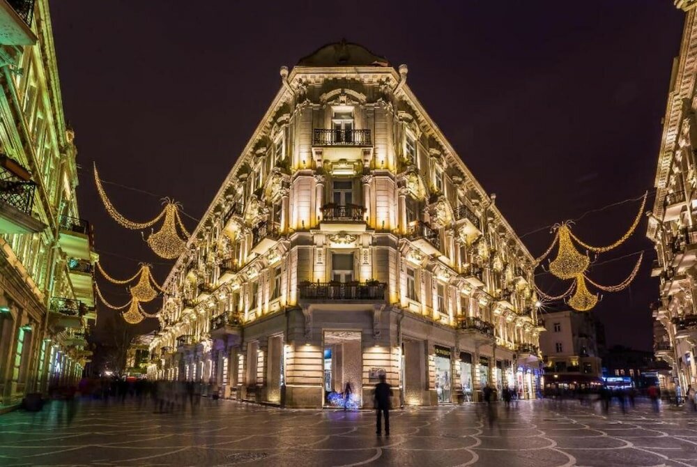 شارع الماركات في باكو