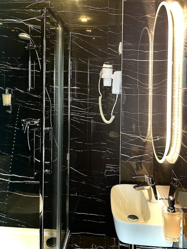 Фото The Originals Boutique, Hôtel Le Marignan, Le Havre Centre Gare