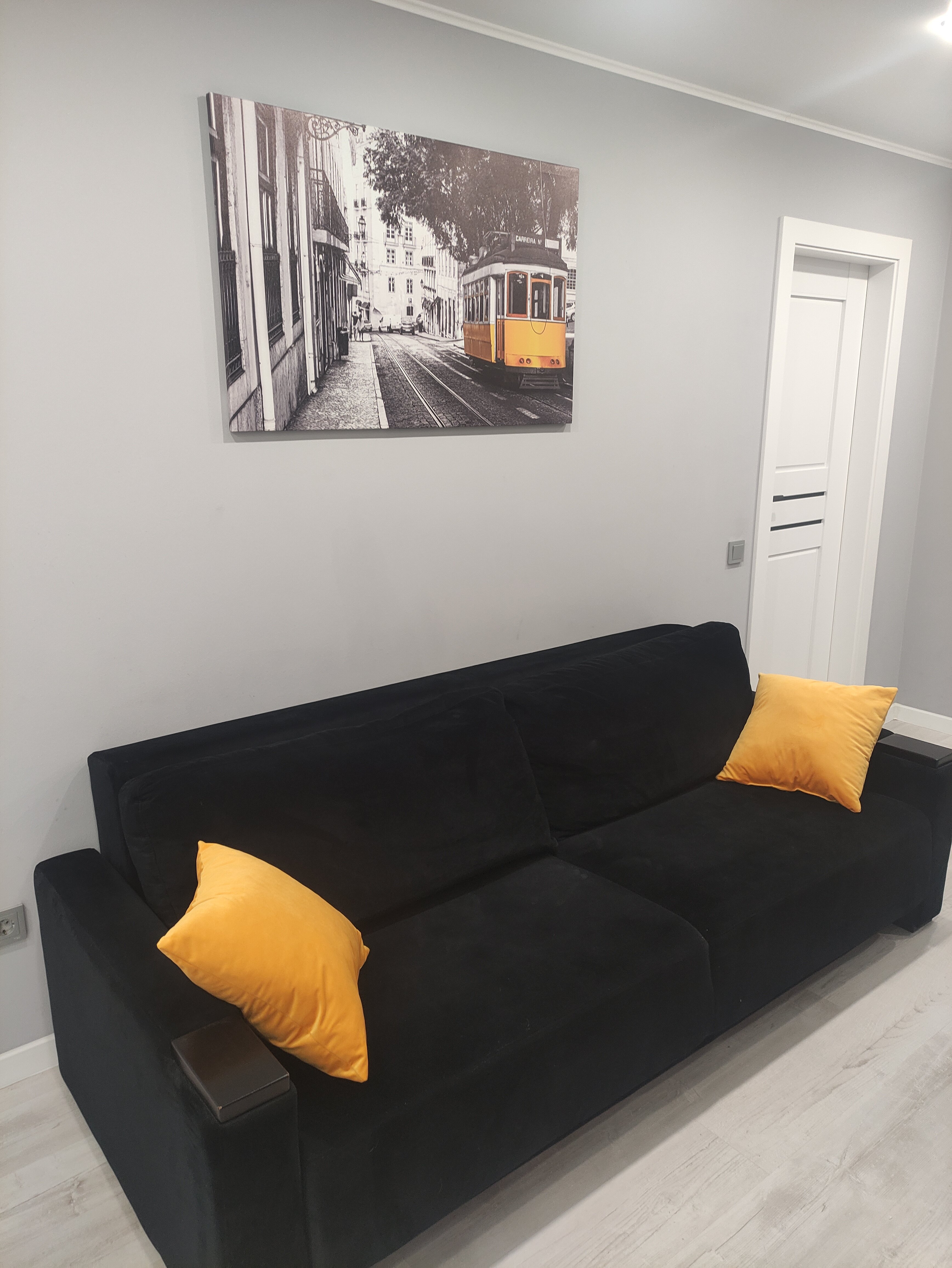 Фото Двухкомнатная квартира у площади