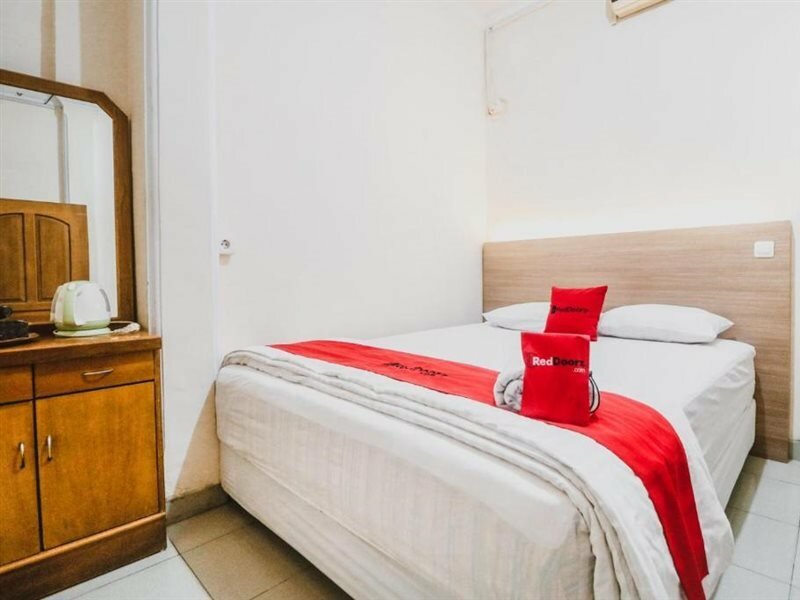 Фото RedDoorz Plus near Wtc Batanghari Mall