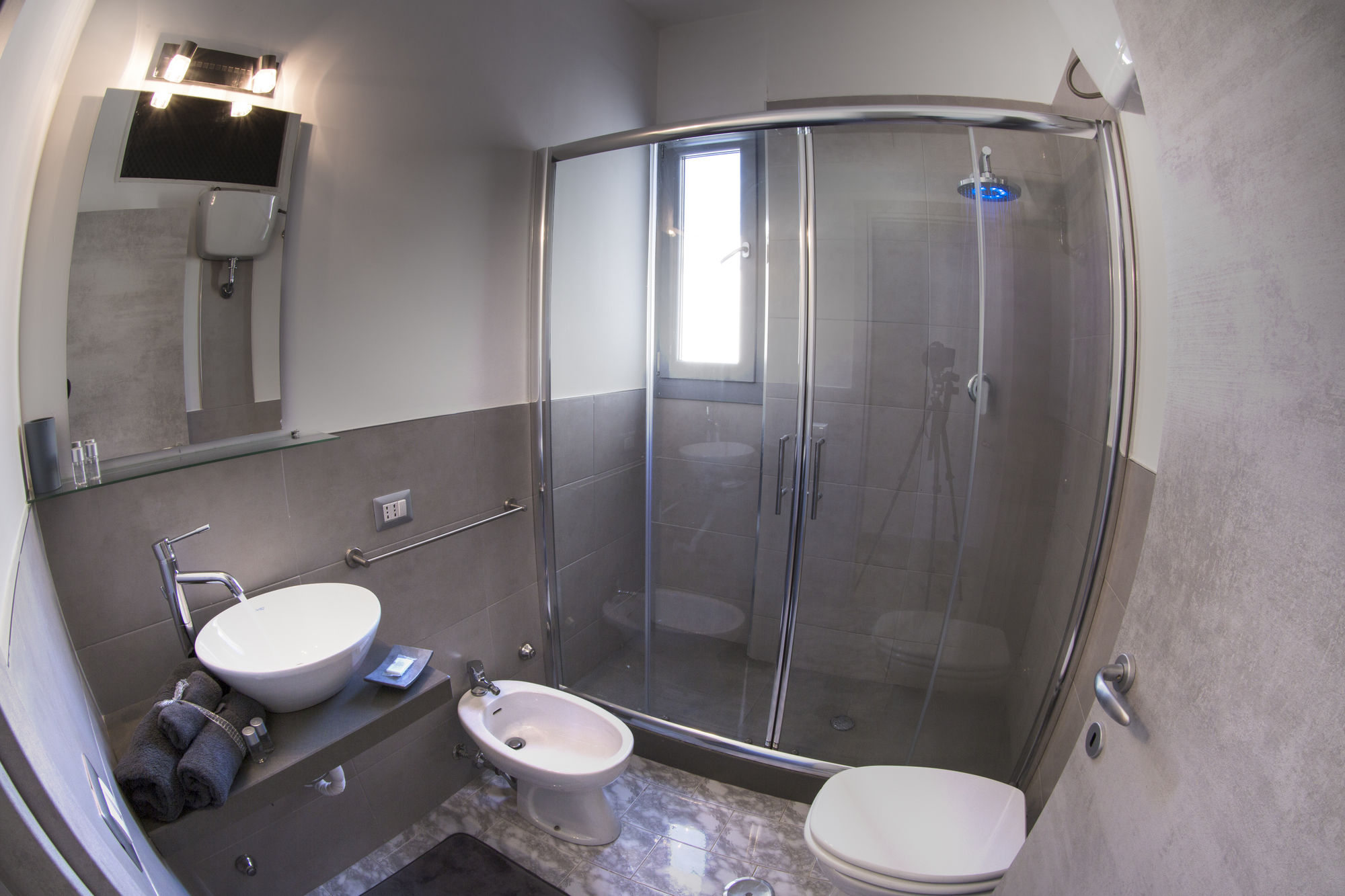 Фото Penthouse Station Luxury Suites & Apts