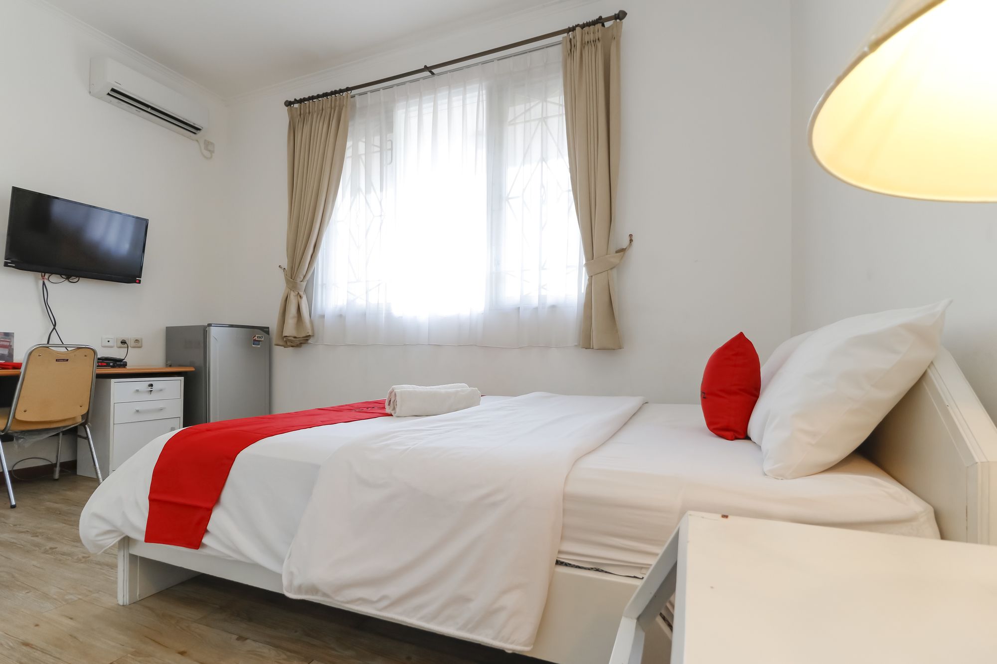 Фото RedDoorz Plus @ Tendean