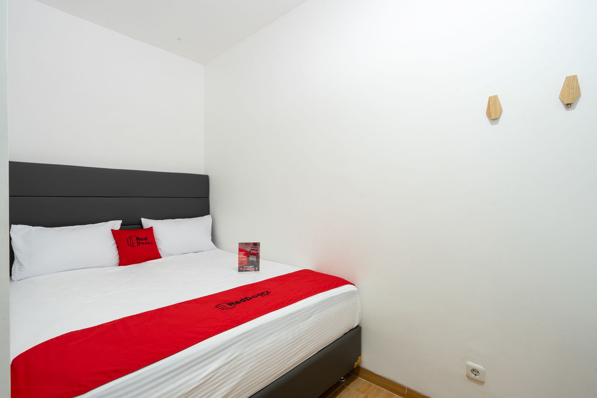 Фото RedDoorz Plus @ Danau Sunter Utara