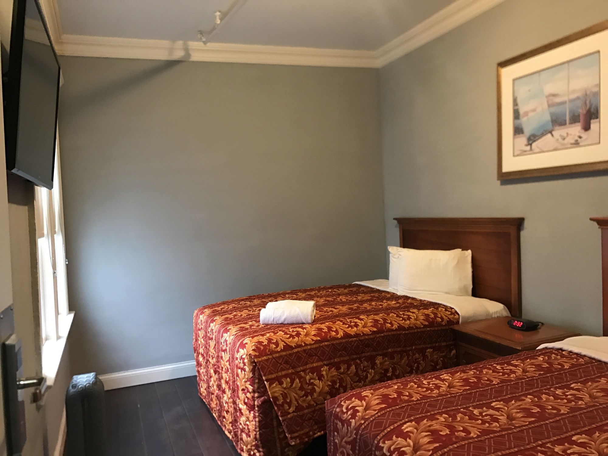 Фото Warfield Hotel