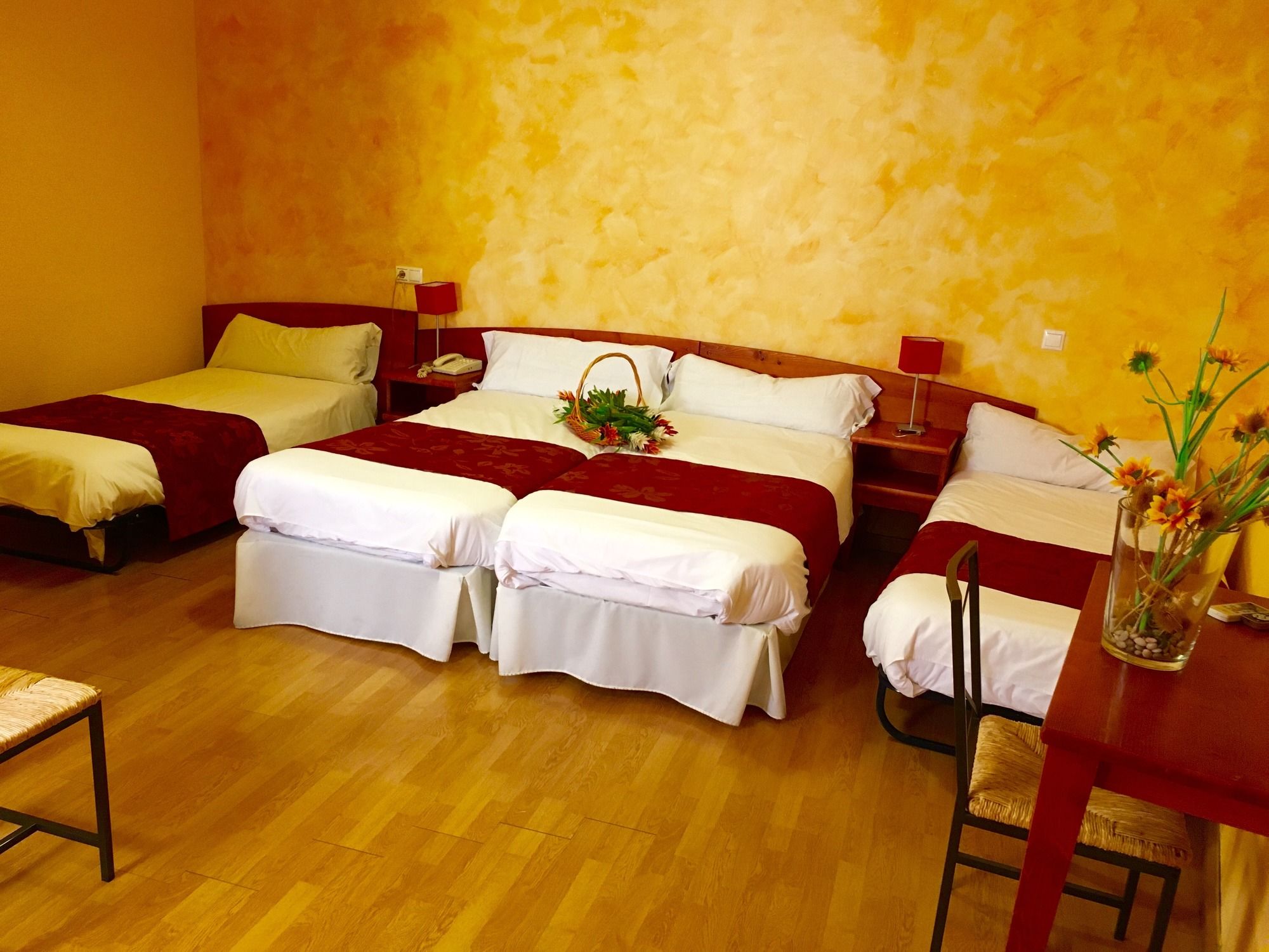 Фото Hostal Restaurante Puerta del Alcázar