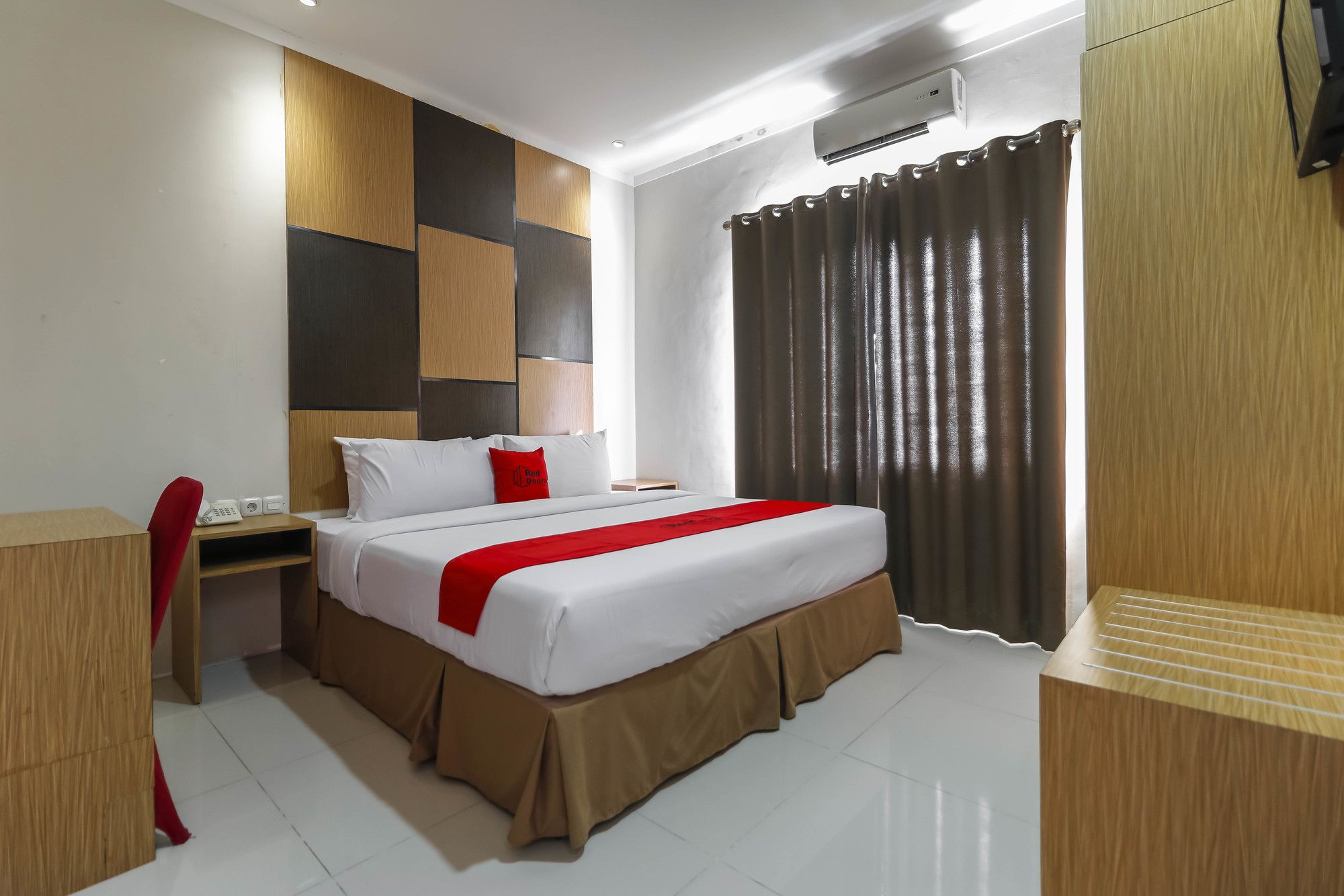 Фото RedDoorz Plus near Pantai Losari