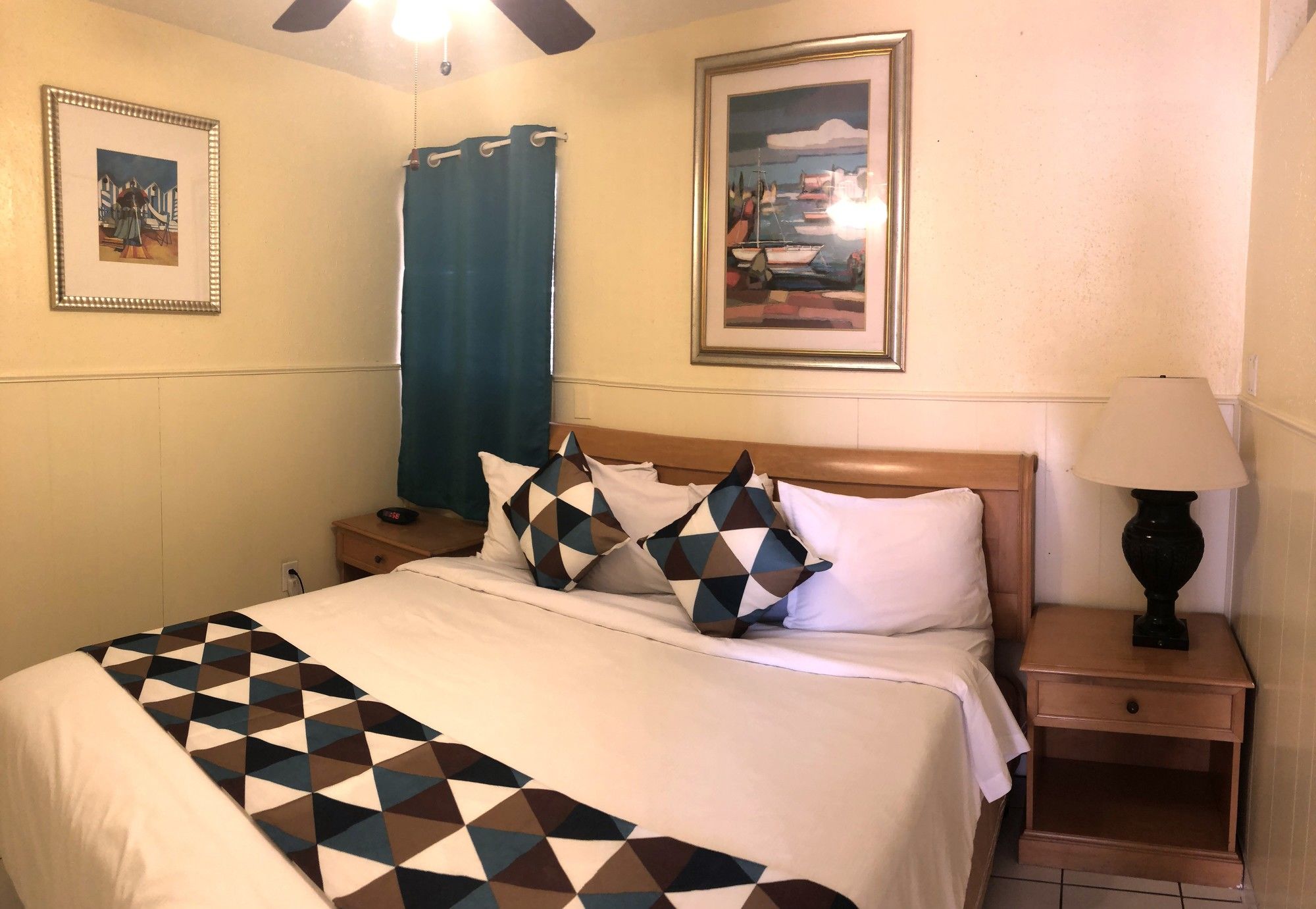 Фото Hollywood Beach Swan