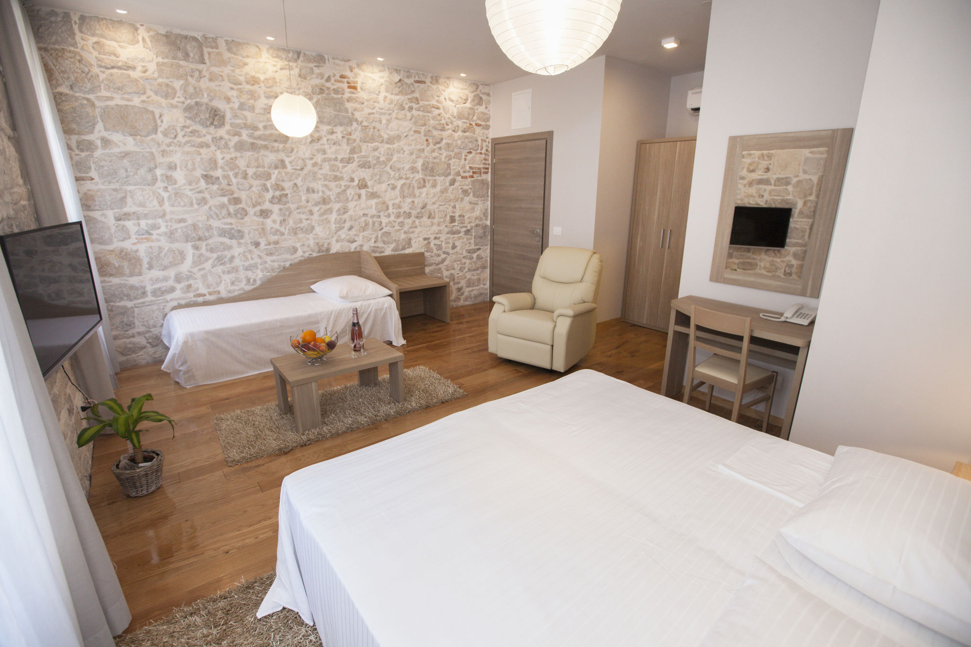 Фото Tifani Luxury Rooms 2