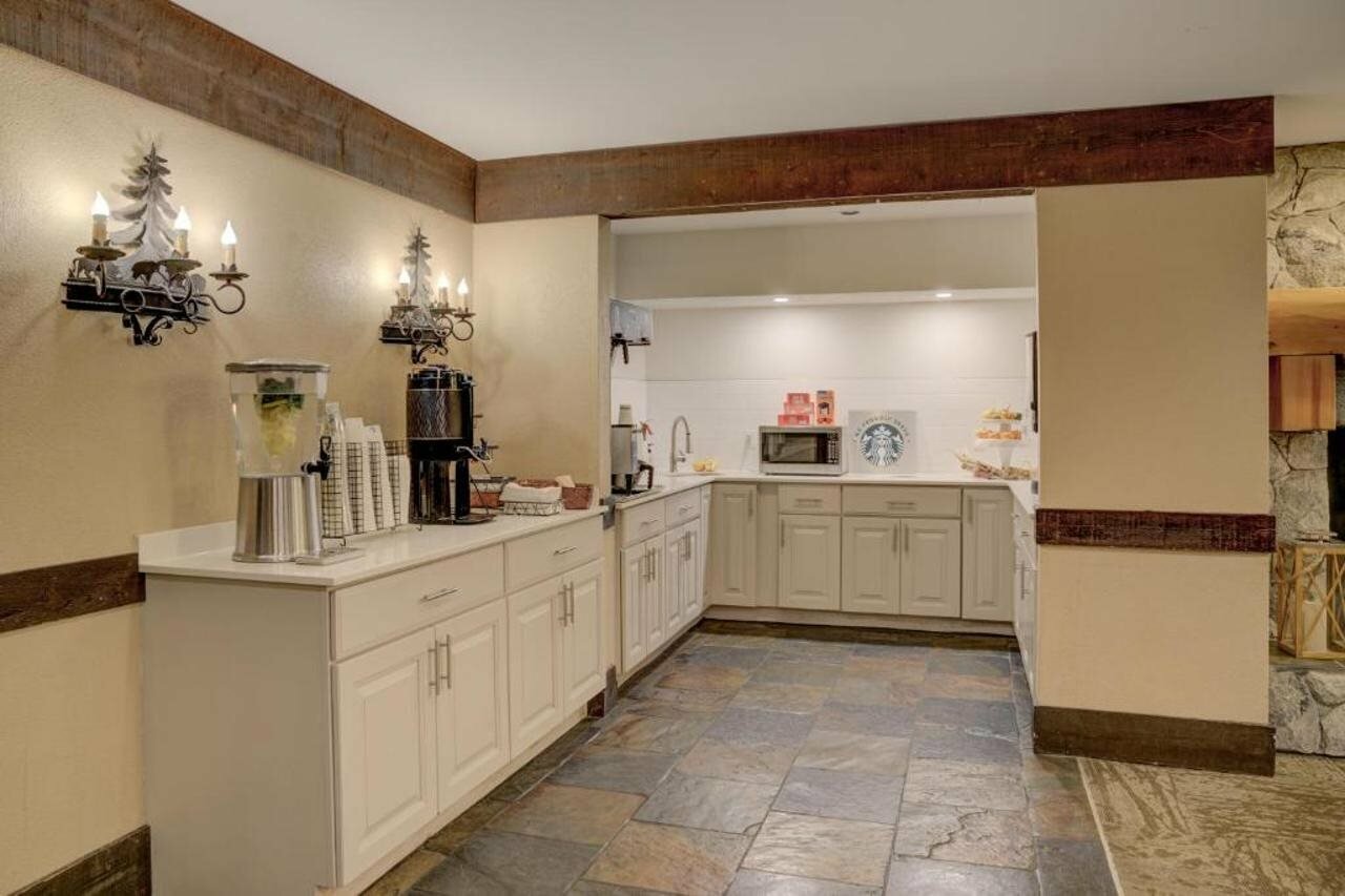 Фото Blackcomb Springs Suites by Clique