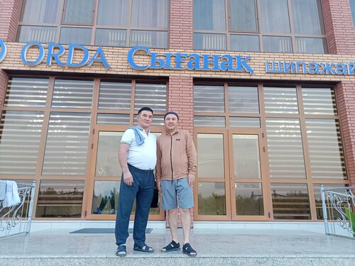 Порно хатшы үстелдің астын сорып алады