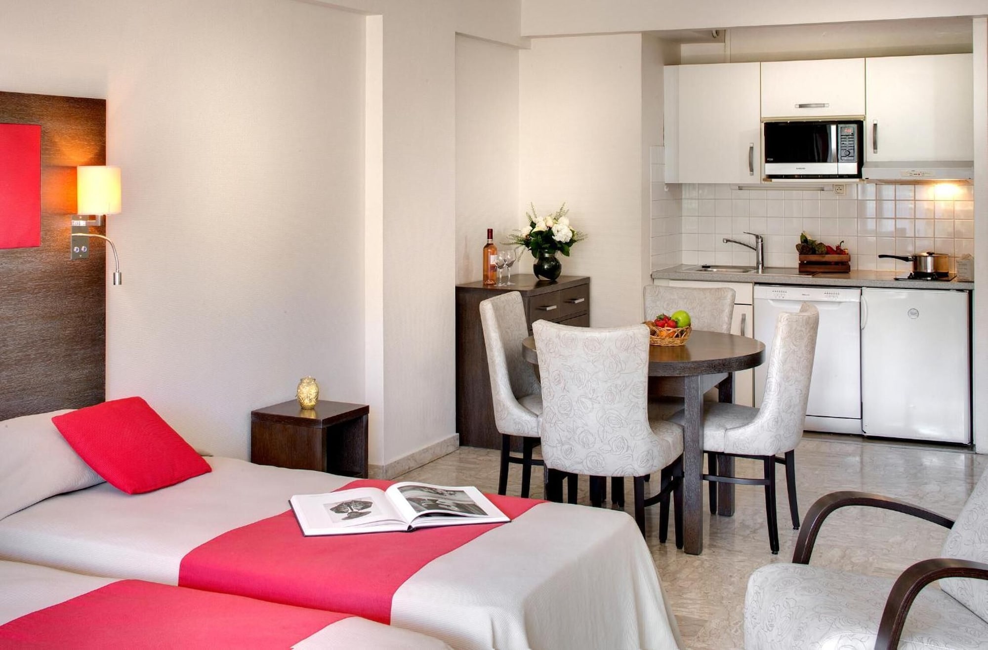 Фото The Originals Boutique, Hôtel Les Strélitzias, Antibes