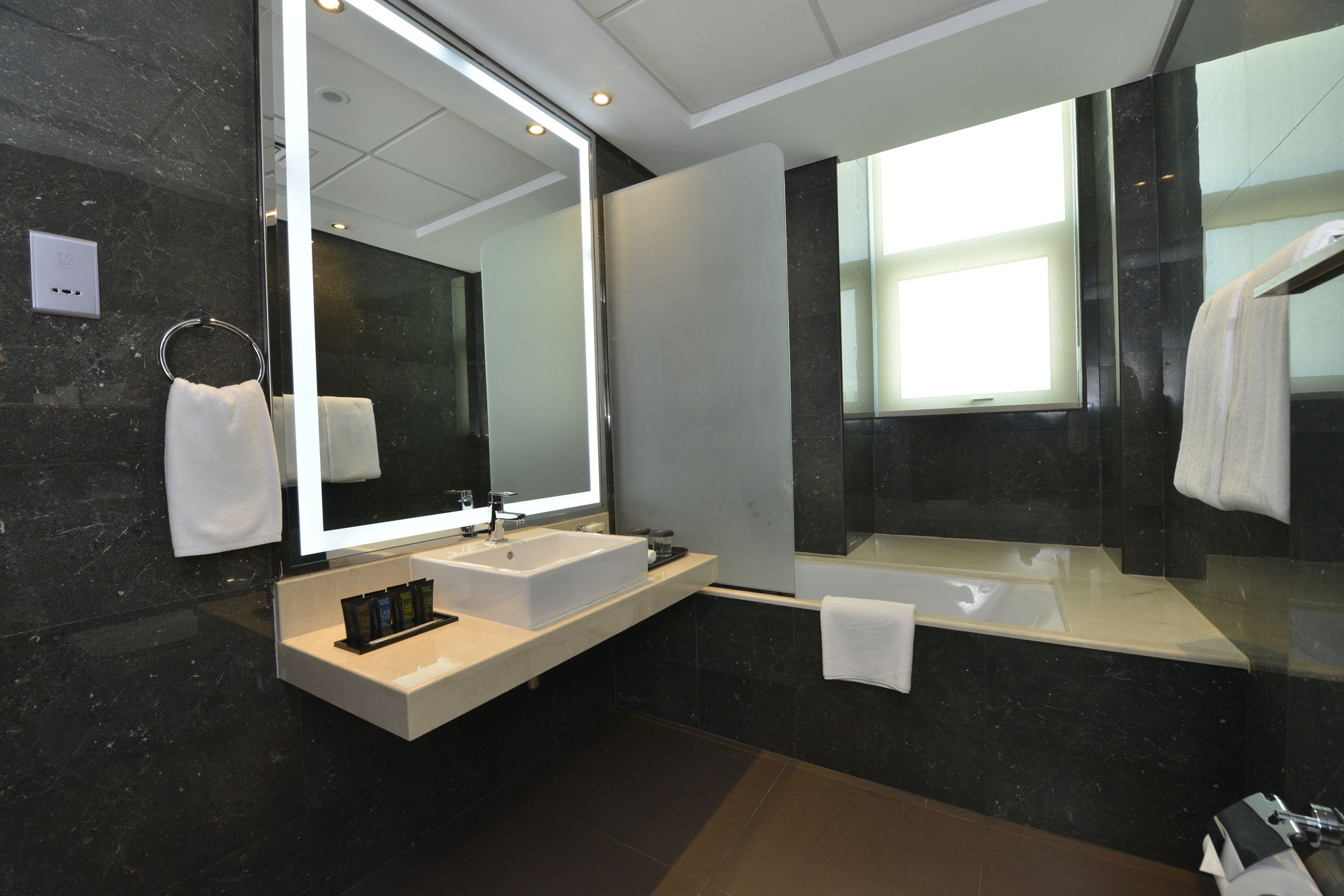 Фото Ramada by Wyndham Manama City Centre