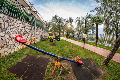 Внешний вид отеля Hotel Royal Village в Лимоне-суль-Гарде, фото 5