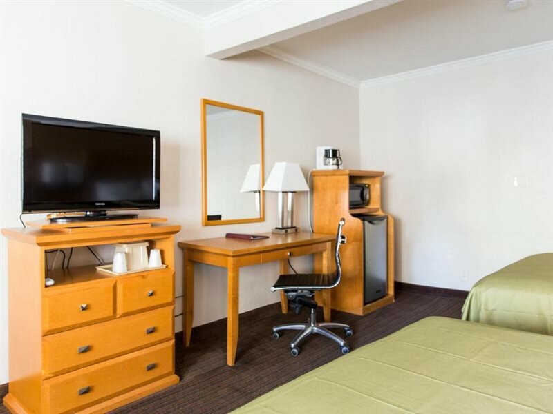 Фото Anaheim Islander Inn and Suites