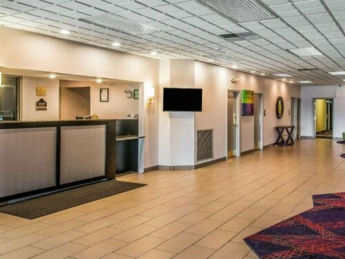 Гостиница Quality Inn and Suites Livonia в Кантоне