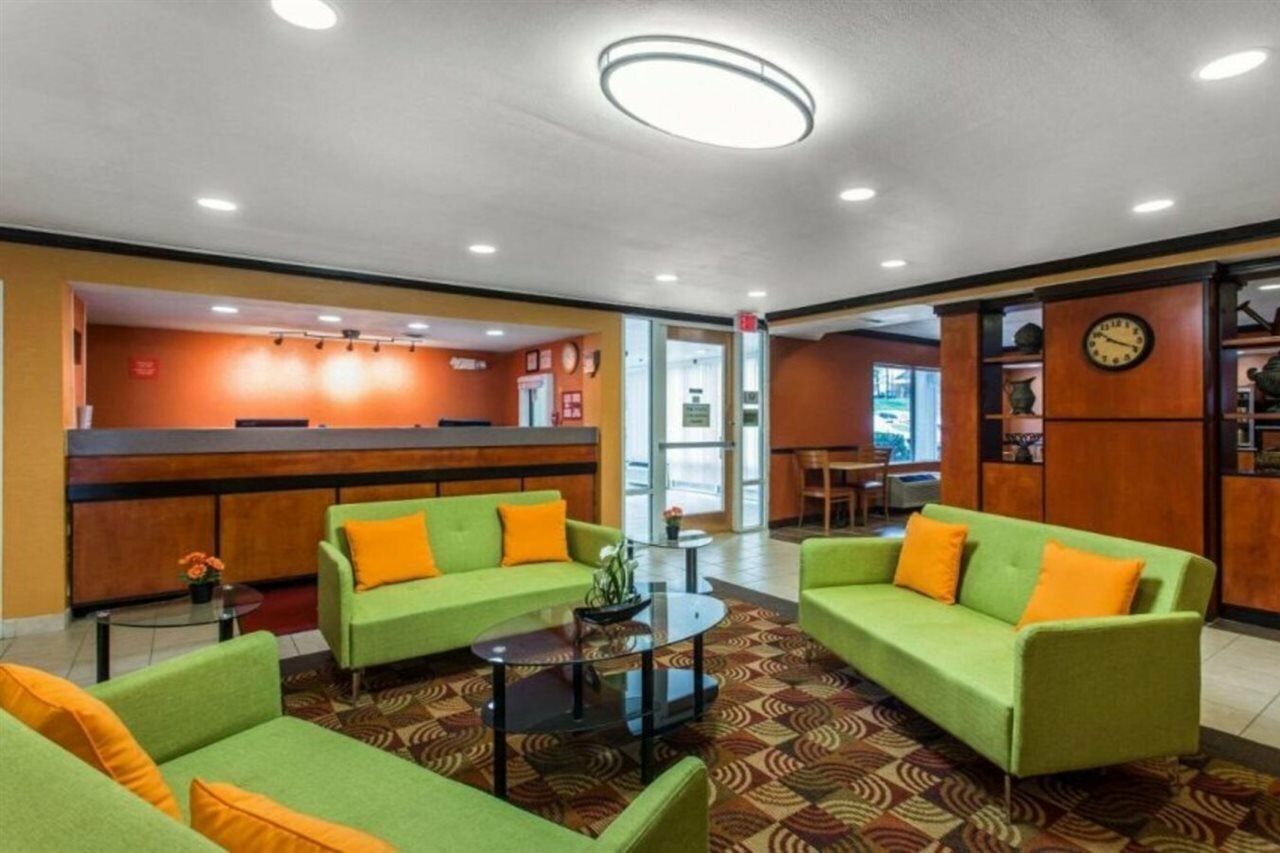 Фото Studios & Suites 4 Less Charlotte