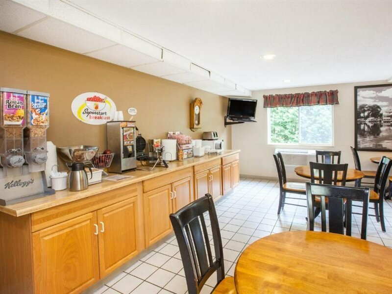 Фото Super 8 by Wyndham West Branch