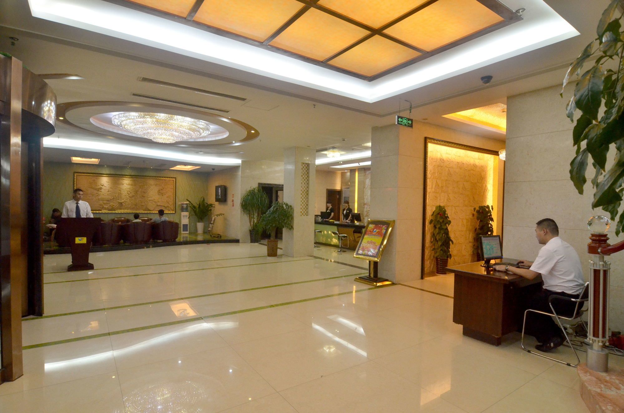 Фото Yiwu Yuejia Hotel