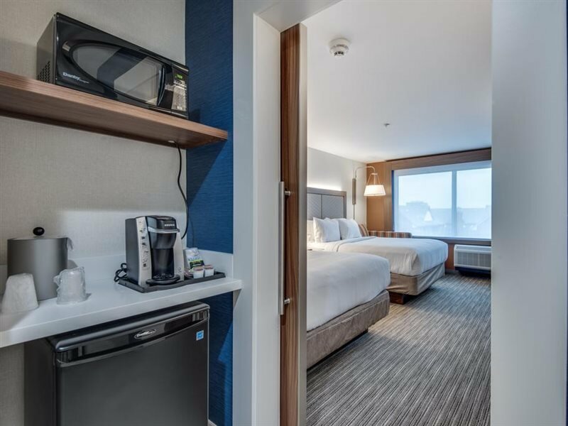 Фото Holiday Inn Express & Suites Dallas North - Addison, an Ihg Hotel