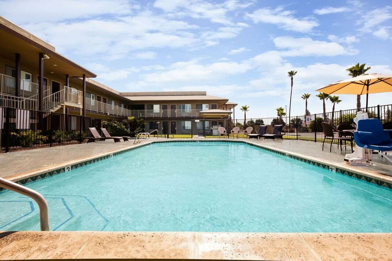 Фото Super 8 by Wyndham Lindsay Olive Tree