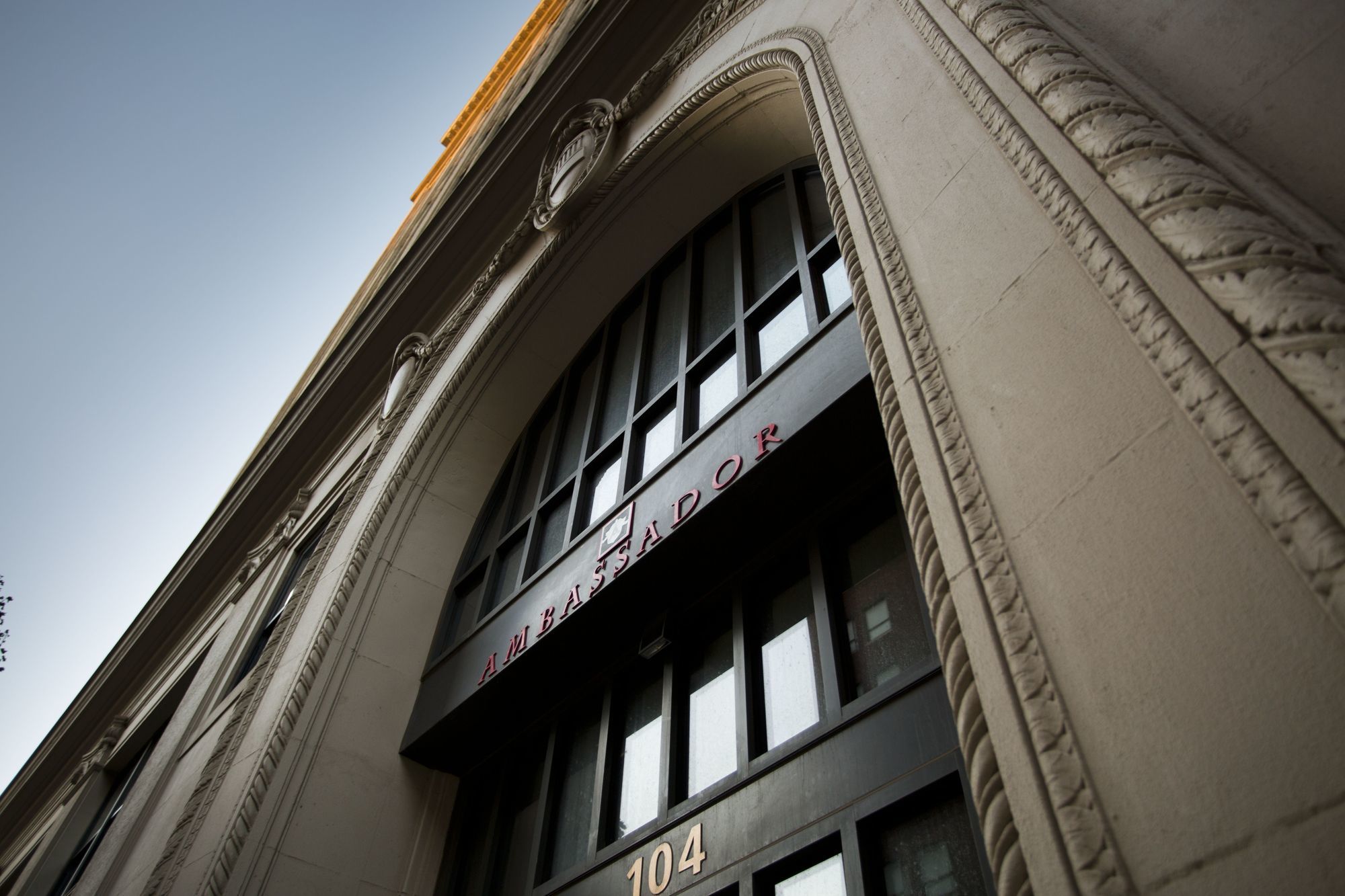 Фото Ambassador Hotel Wichita, Autograph Collection