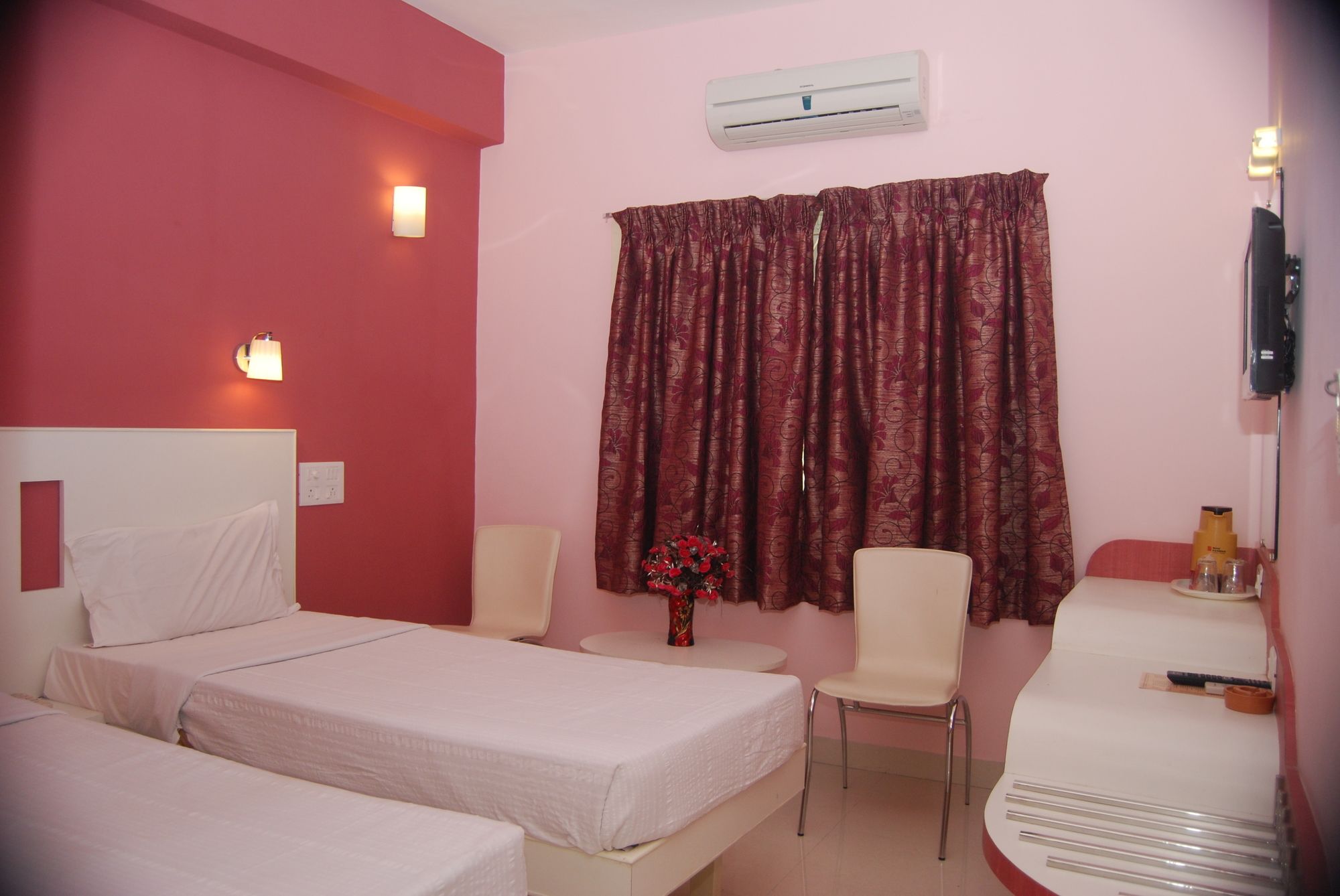 Фото Hotel Pandian