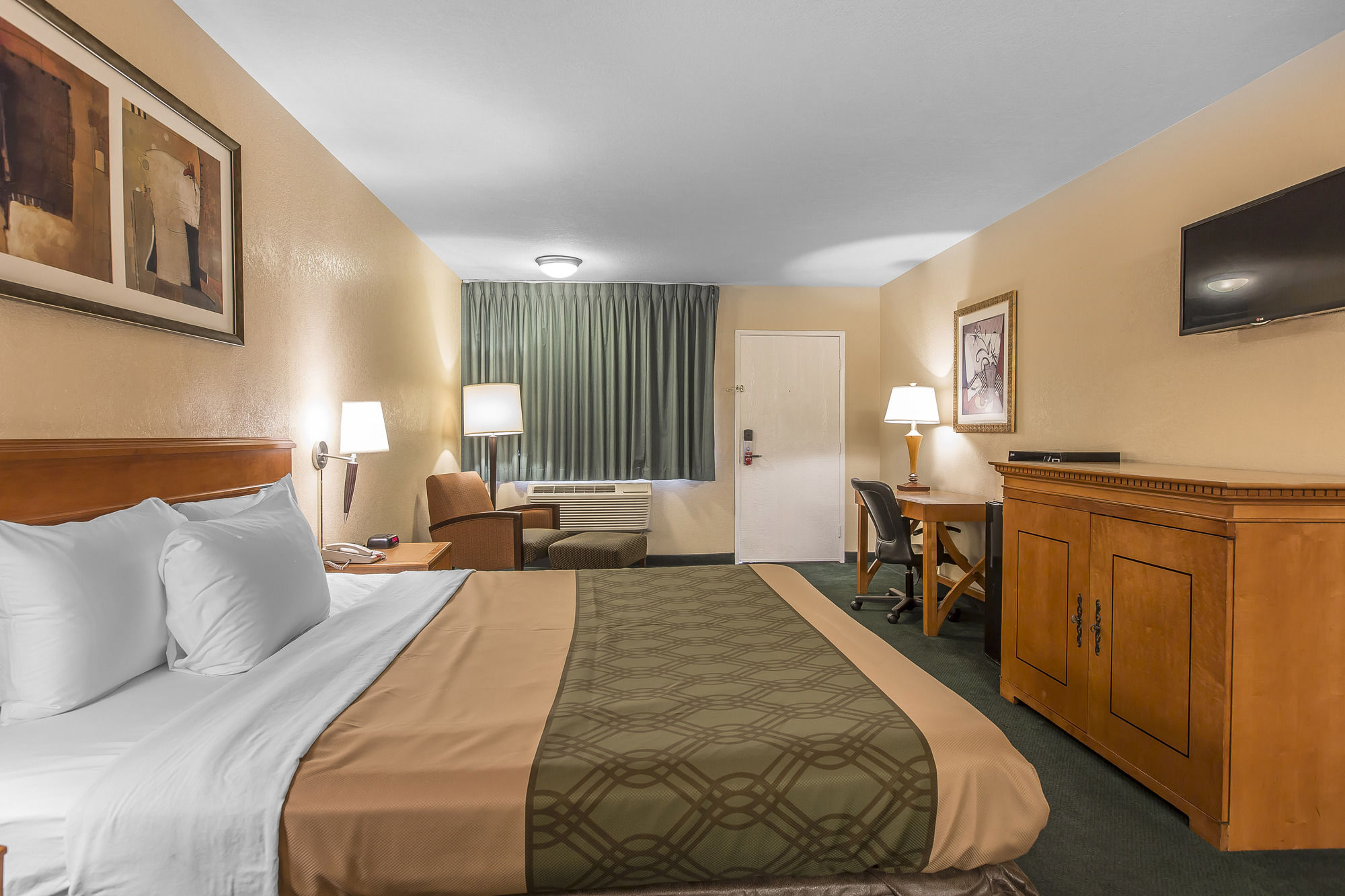 Фото Econo Lodge Inn & Suites El Cajon San Diego East