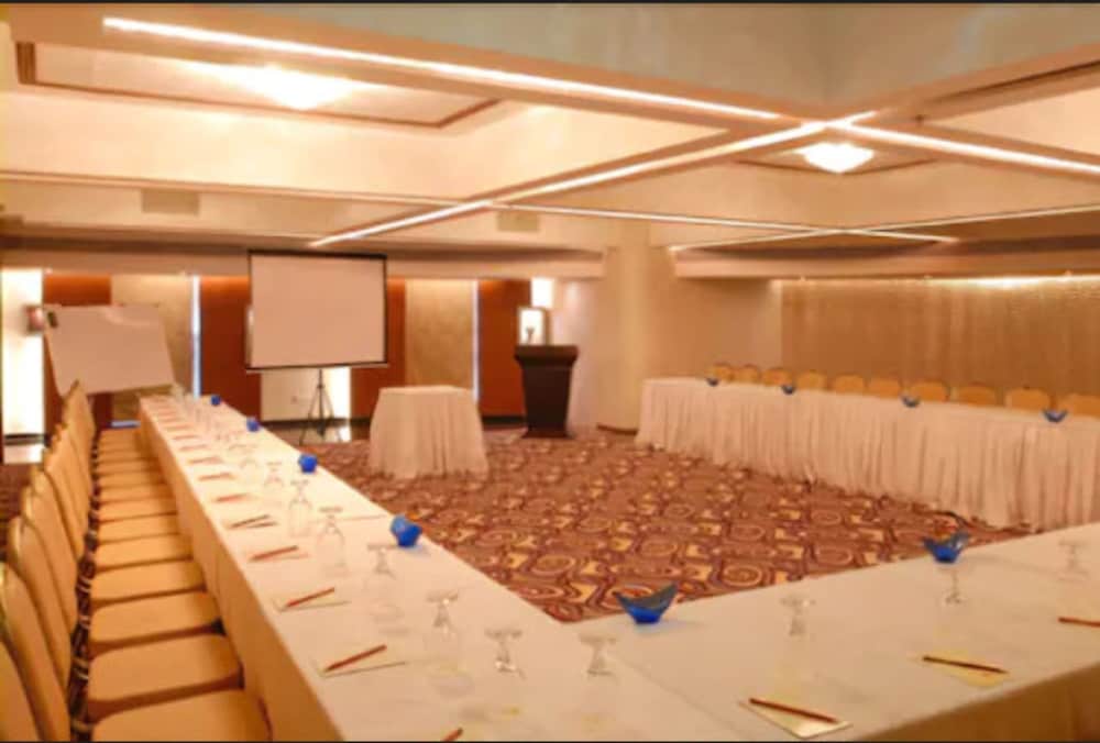 Фото Peninsula Grand Hotel