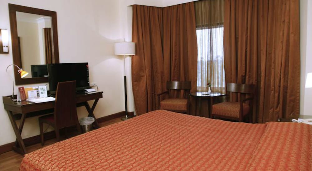 Фото The Retreat Hotel & Convention Centre