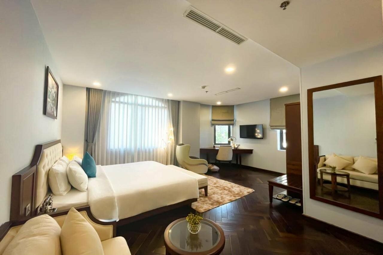 Фото Happy Life Grand Hotel & Sky Bar