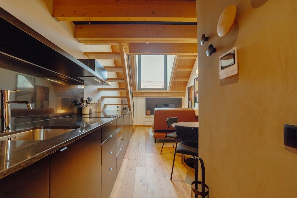 Фото Elegant Downtown Apartment