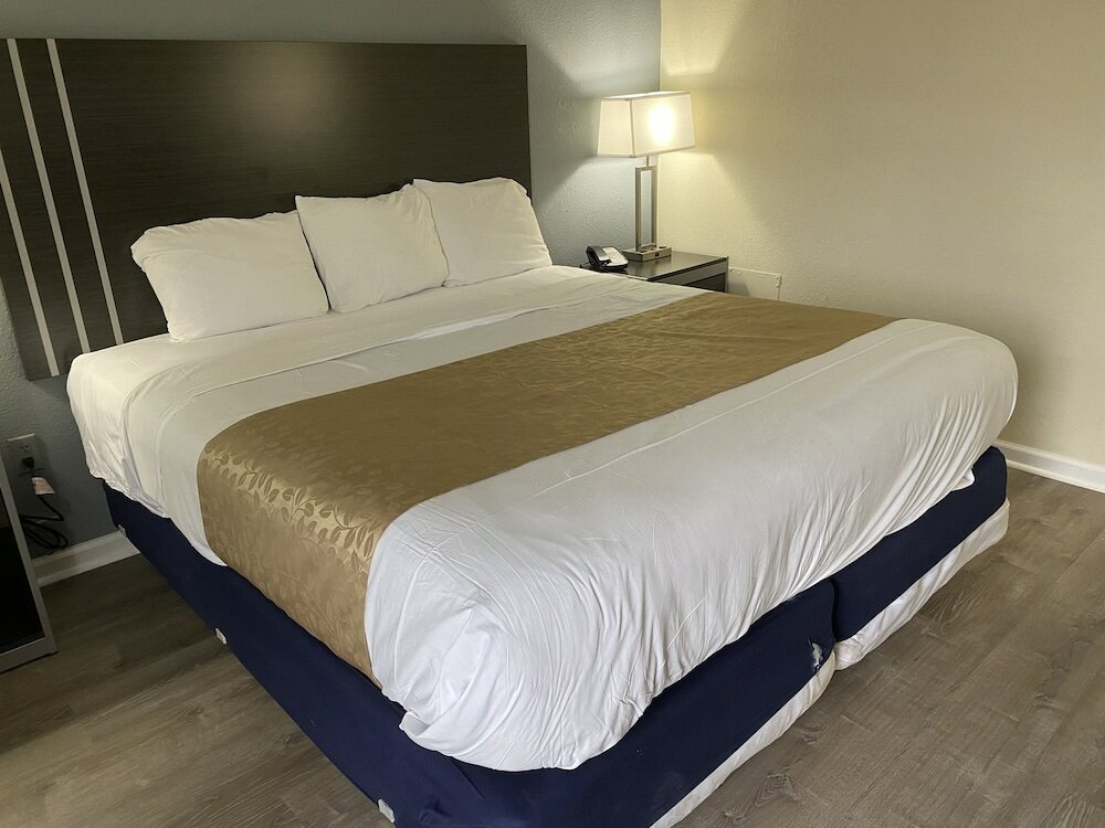 Фото Red Carpet Inn & Suites